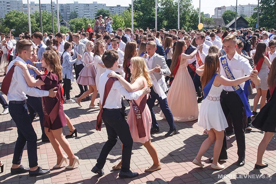 Вальс на 4 пары. Выпускной танец. Выпускники школы танцуют. Платье для школьного вальса на выпускной. Танцы на выпускном в школе.