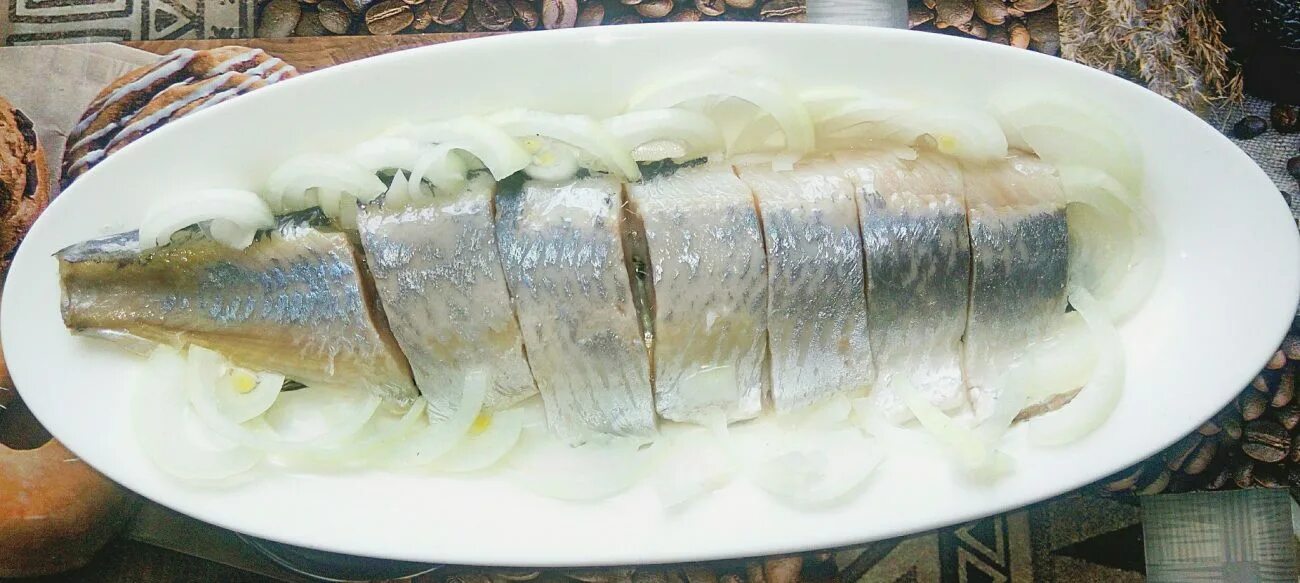 Сколько варить сельдь. Приготовления,сельди. маринованная селедка. сельдь в селедочнице. селедка нарезанная.