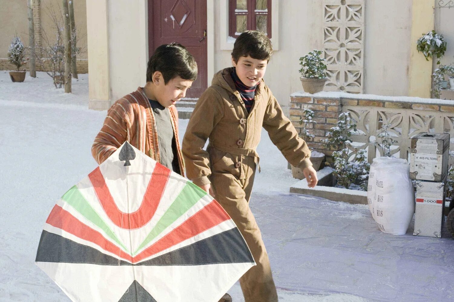 Kite runner. Бегущий за ветром амир. бегущий за ветром the kite runner.