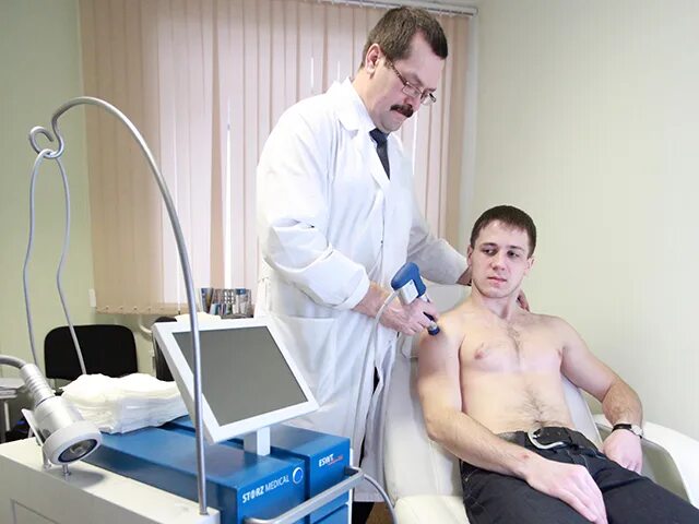 неврологическое обследование. осмотр невролога. невролог с молоточком. пройти обследование невролога. осмотр невропатолога.