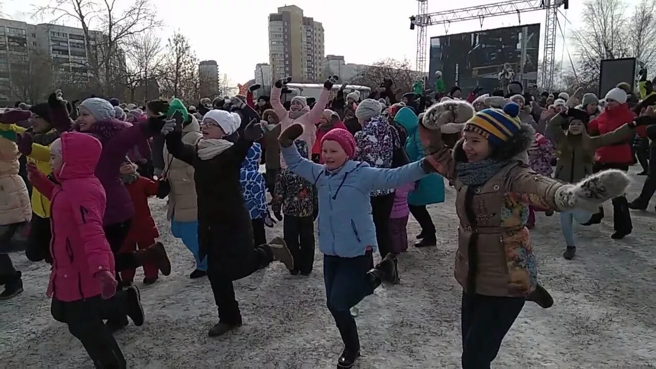 Хоровод на масленицу музыка с движениями. Хоровод детский Масленица. Масленица Тюмень. Хоровод на Масленицу с движениями на улице. Шаблон хоровода на Масленицу.