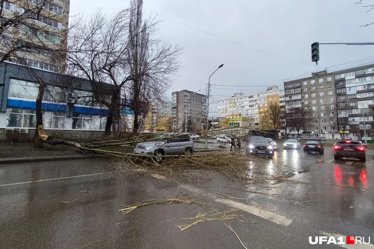 17 апреля уфа. Грязные улицы России. Авария на улице Айской в Уфе. Уфа в апреле фото. Айская 18/1 Уфа.