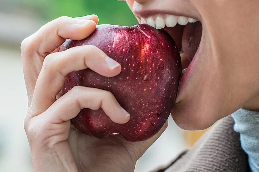 Человек кожура. Человек ест яблоко. Откушенное яблоко. Кусает яблоко. Человек надкусывает яблоко.