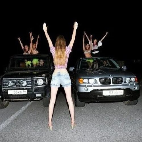 Где машины танцуют. Тусовка в машине. Девушка танцует у машины. Толпа возле машины. Девочка танцует в машине.