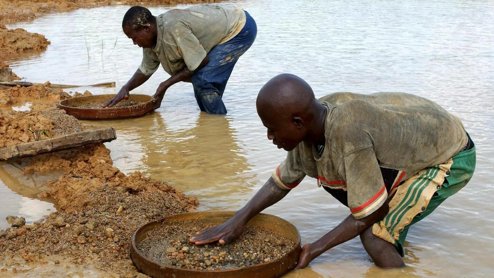 Добыча пола. Конго золотодобыча. Демократическая Республика Конго полезные ископаемые. Добыча золота в Африке. Золотые Рудники в Африке.