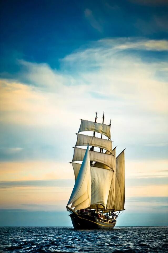Вертикальные корабли. Парусник в море. Корабль вертикально. Деревянный корабль в море. Парусник вертикальный.