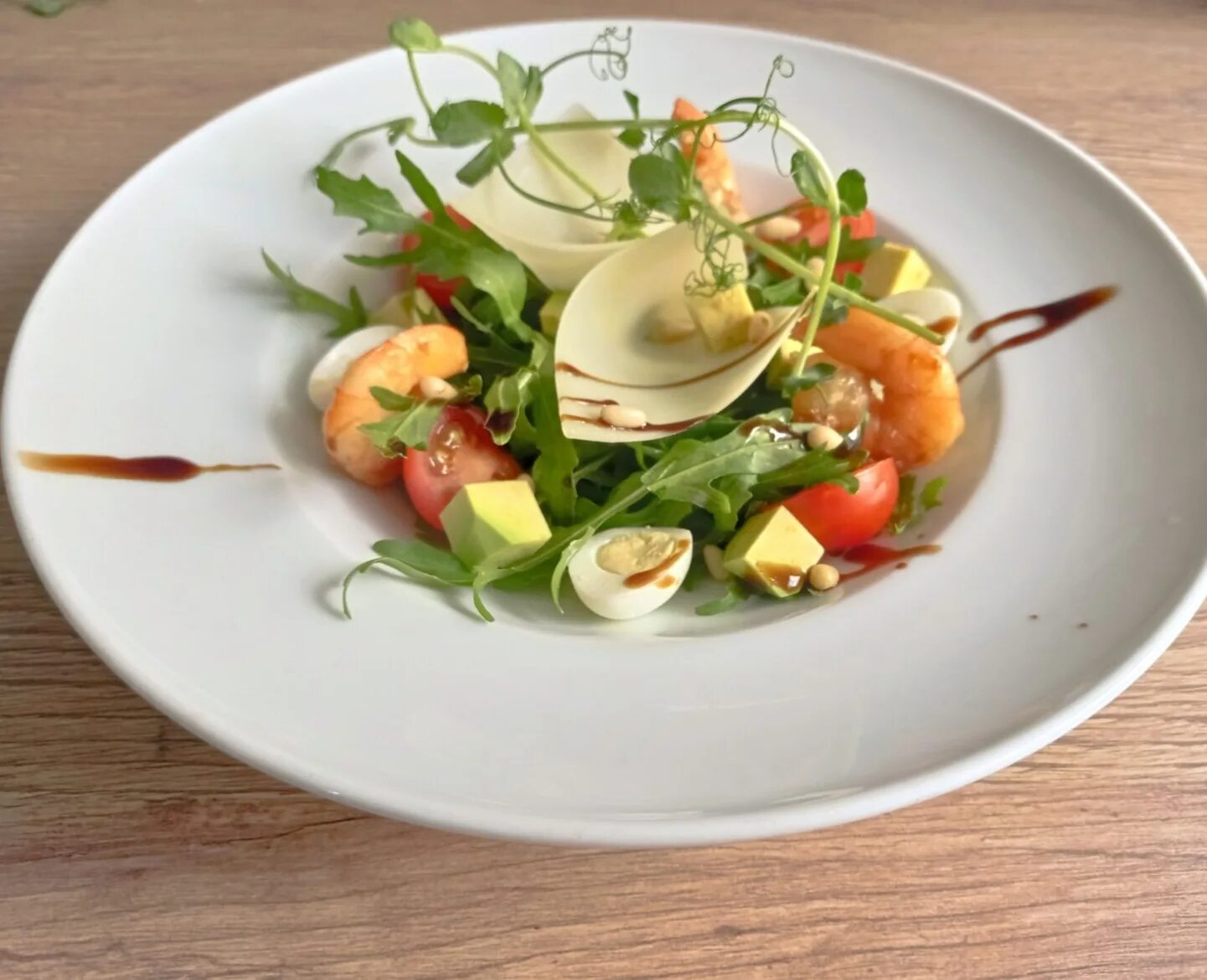 Новогодний стол с едой. Руккола с креветками и авокадо. Руккола с креветками и авокадо. Руккола с креветками подача. Салат руккола с черри и кедровыми орешками.