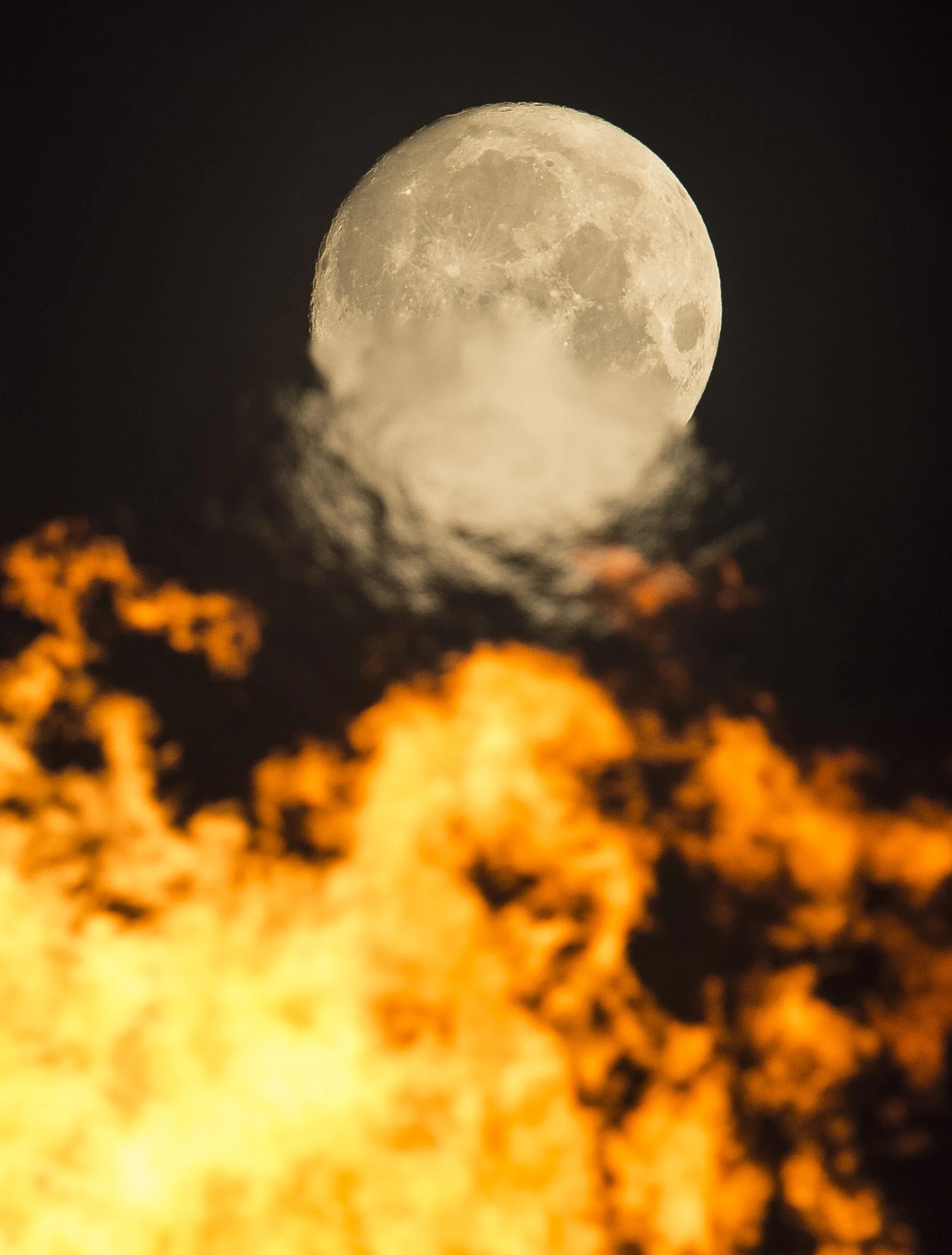 Свет огней луна. Луна в огне. Полнолуние и огонь. Лунный огонь. Костер Луна.
