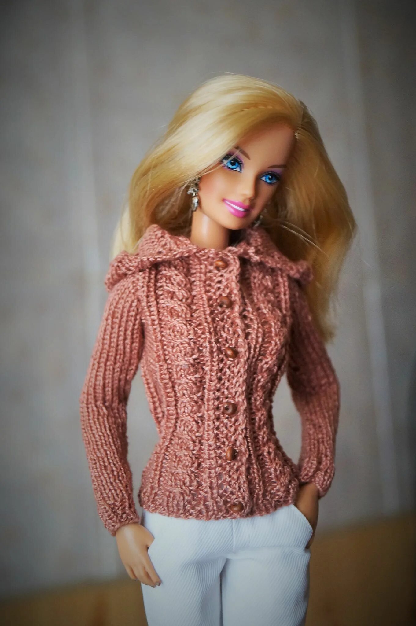 Вязаная одежда для барби. Одежда для кукол барби крючком. Вязаная одежда для барби. Вязаная одежда для кукол барби. Платье для барби.