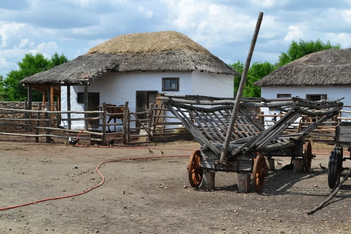 Бывшие хутора краснодарского края. Казачий курень станица Вешенская. Деревня Казачья Хутор курень. Атамань Казачья станица. Подворье Казаков на Кубани.