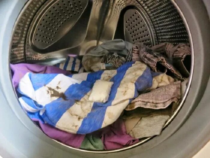 Почему машина грязная. Грязное белье в стиральной машине. Машинка грязнит вещи стиральная. Грязное белье после стирки. Стиральная машина с бельем.