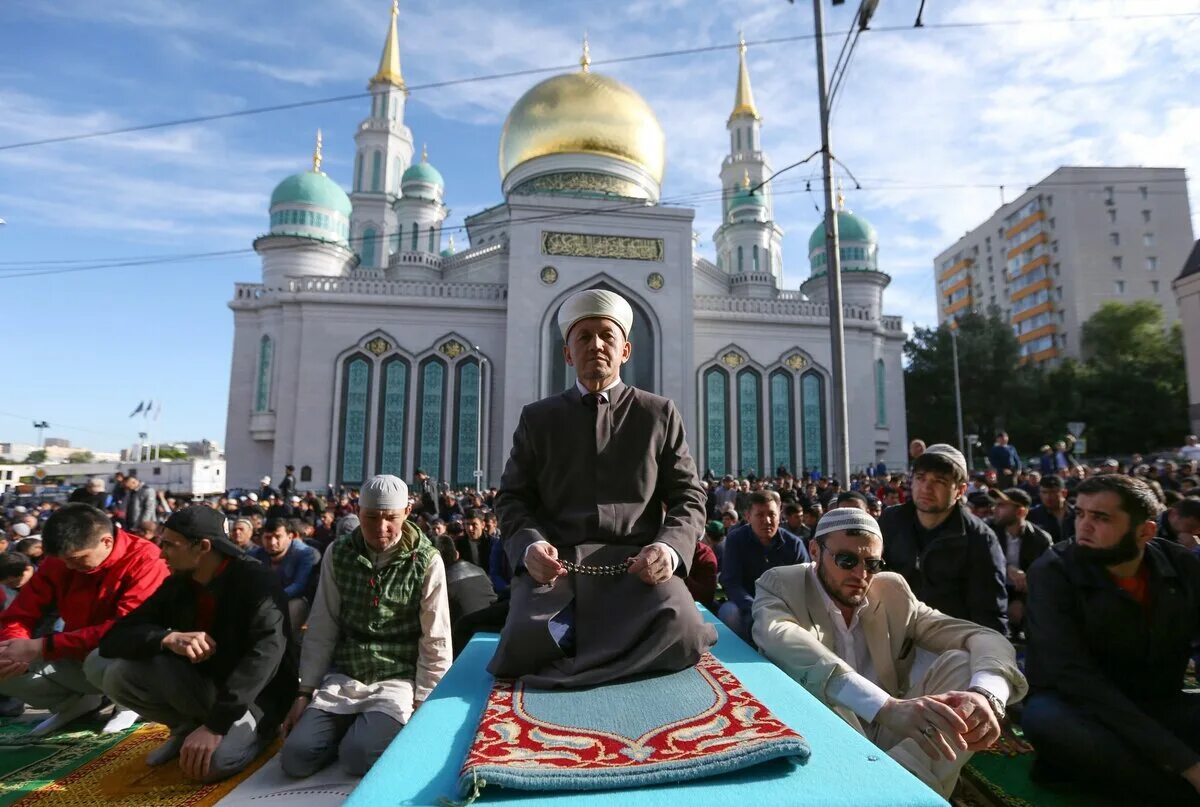 Какой масу у мусульман сегодня. Московская Соборная мечеть Рамадан. Праздники Ислама Ураза байрам. Празднование Ураза байрам в мечети в Москве. С праздником мусульман Ураза байрам.