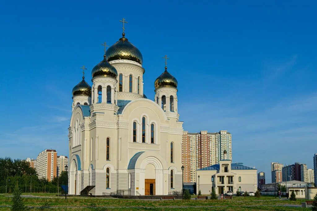 Церковь в некрасовке. Храм Покрова Пресвятой Богородицы на люберецких полях. Покровский храм Некрасовка. Храм Покрова в Некрасовке. Покровская Церковь Некрасовка.