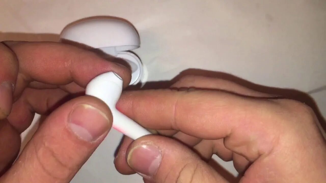 Air pods Pro 2 левый наушник. Аирподс один наушник. AIRPODS подключается один наушник. Беспроводной наушник перестал включаться.