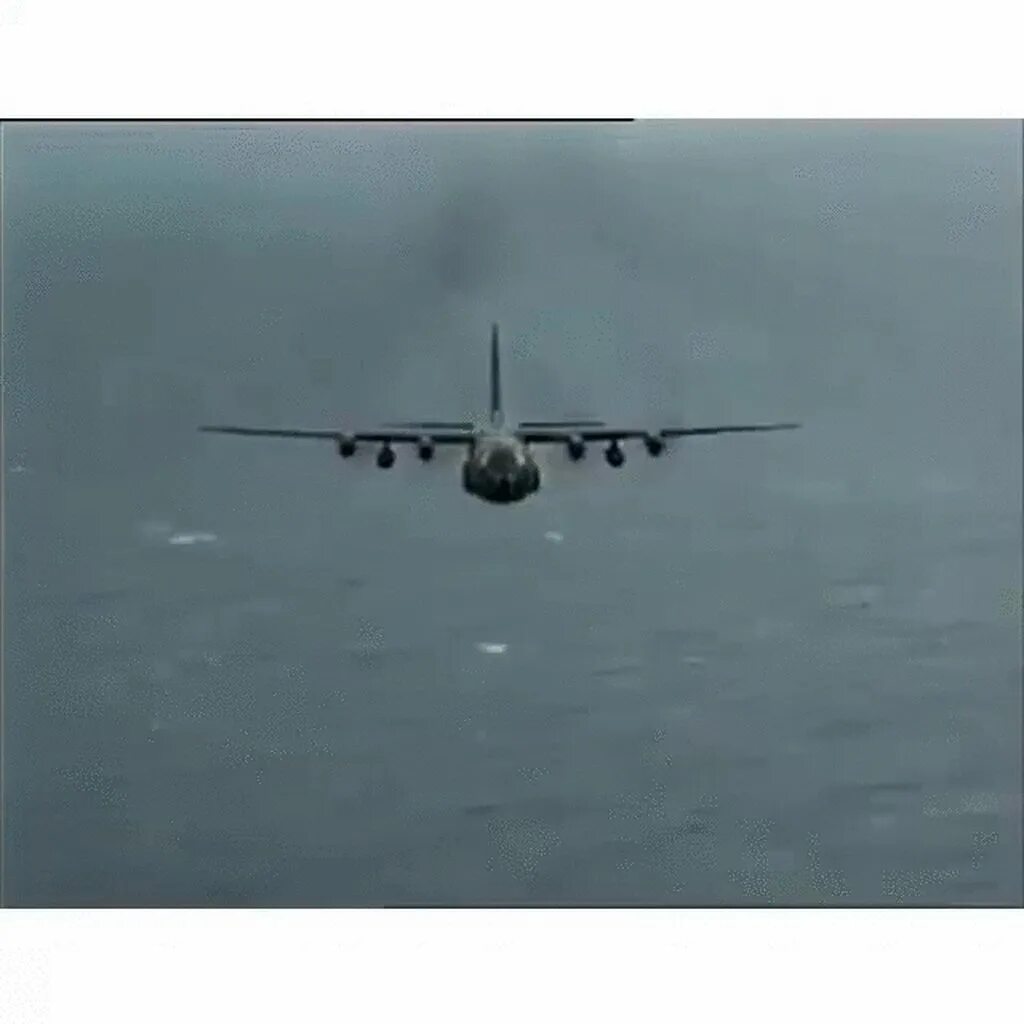 Ил 76 гиф. Су 30 заглянул в транспортник. Су-30 заглянул внутрь транспортника. Видео самолет заглядывает. Истребитель заглядывает в грузовой.