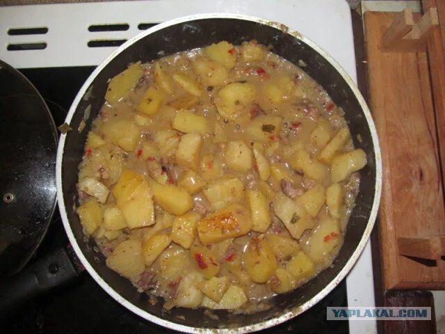 Картошка с тушенкой в кастрюле с морковью. Тушёная картошка с тушёнкой в кастрюле. Тушеная картошка с тушенкой. Картошка с тушенкой в кастрюле. Картофель тушеный с тушенкой в кастрюле.