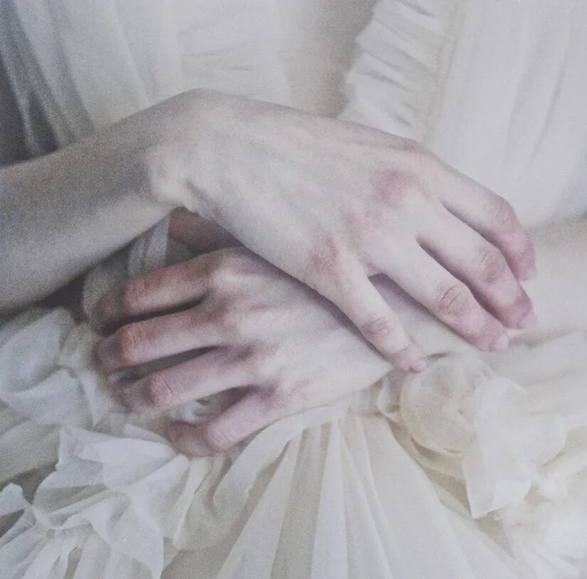 Бледные руки. Руки Эстетика. Холодные бледные ноги