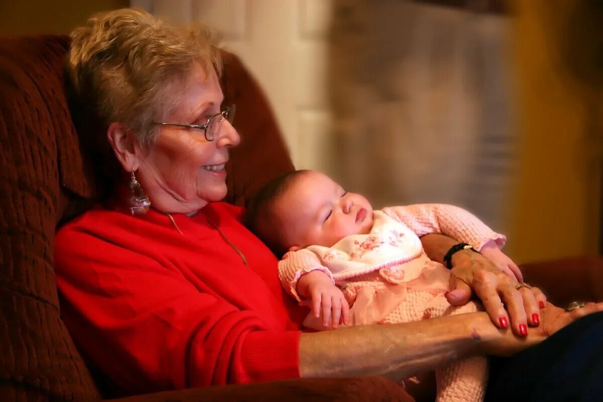 Grandma's love. Бабушка с ребенком. Бабуля с младенцем. Старуха с младенцем. Бабушка с внучкой младенец.