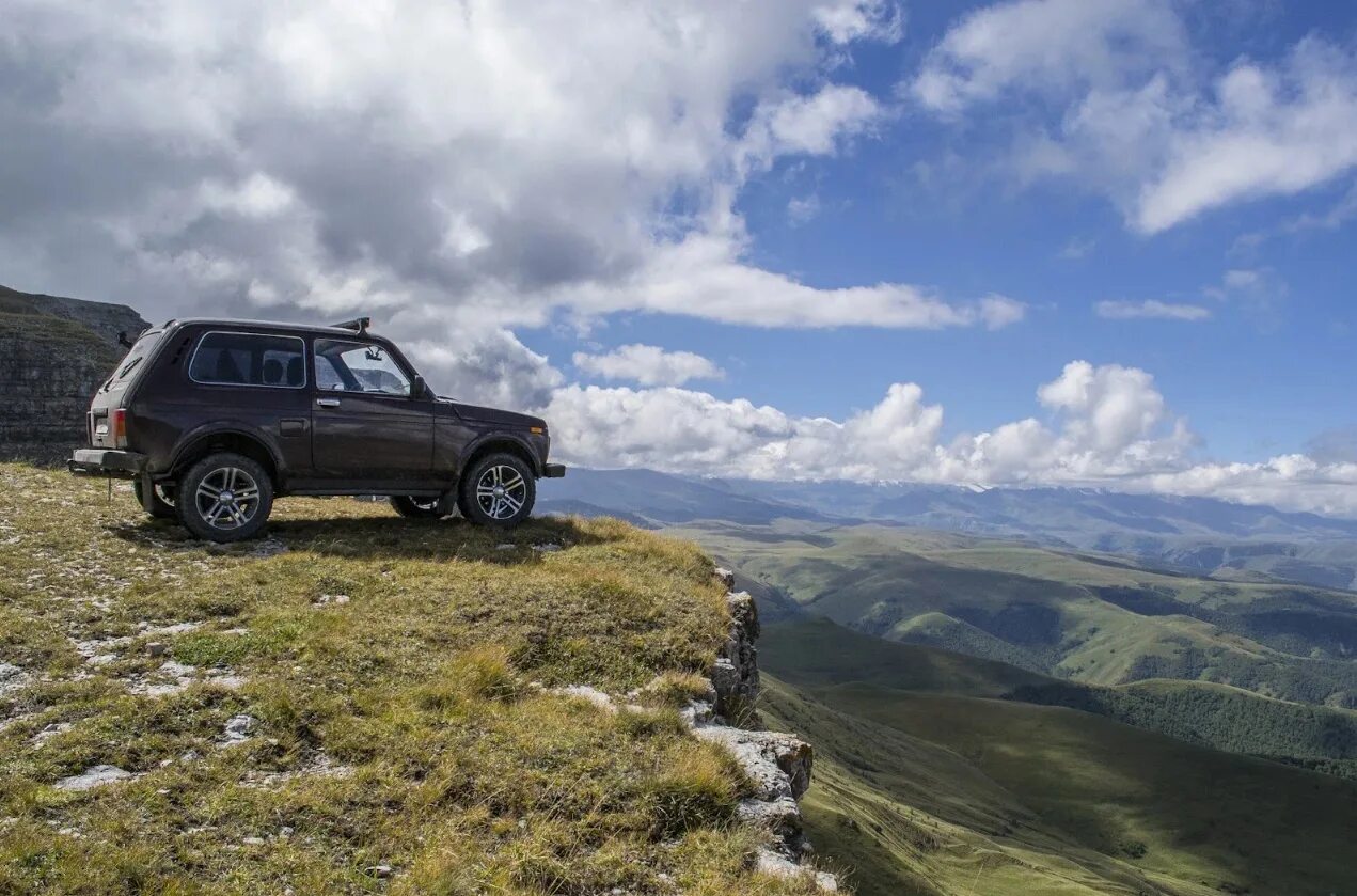 Нива легенд или тревел. Нива 4х4 пикник. niva 2121 в горах. lada niva для горы. нива тревал off road.
