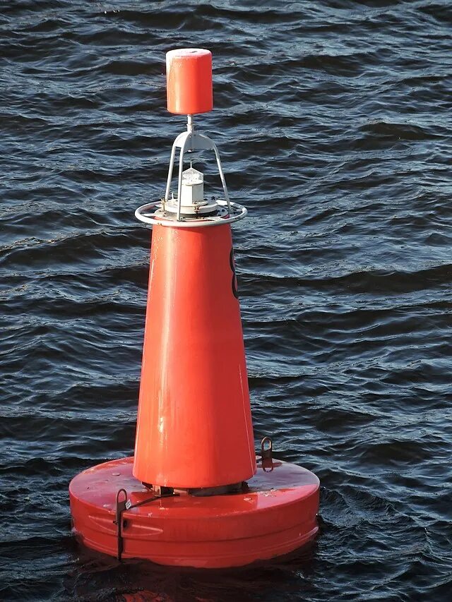 Буй на воде. Ограничительные буйки. Слушать буек. Буйки на море. Оранжевый буёк.