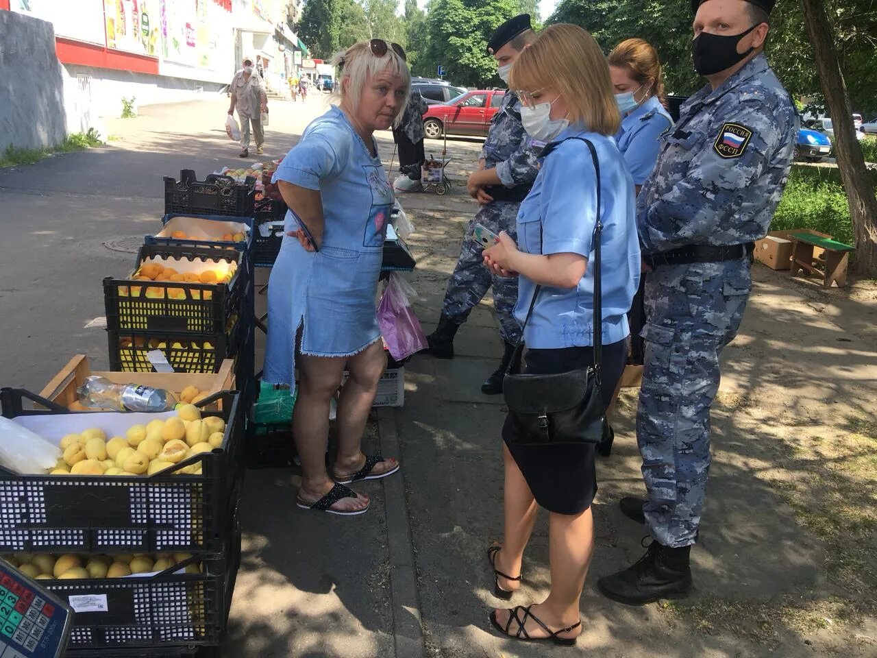 Штраф за незаконную торговлю. Уличная торговля в Воронеже незаконная. Несанкционированная торговля. Незаконный продавец. Курск уличная торговля.