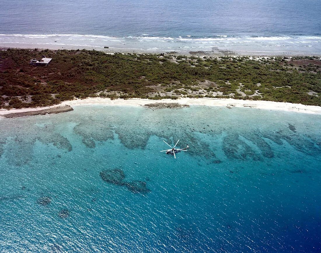 Остров человек в океане. Атолл бикини Маршалловы острова. Атолл Муруроа. Атолл бикини (Bikini Atoll), Маршалловы острова. Остров Атолл бикини.