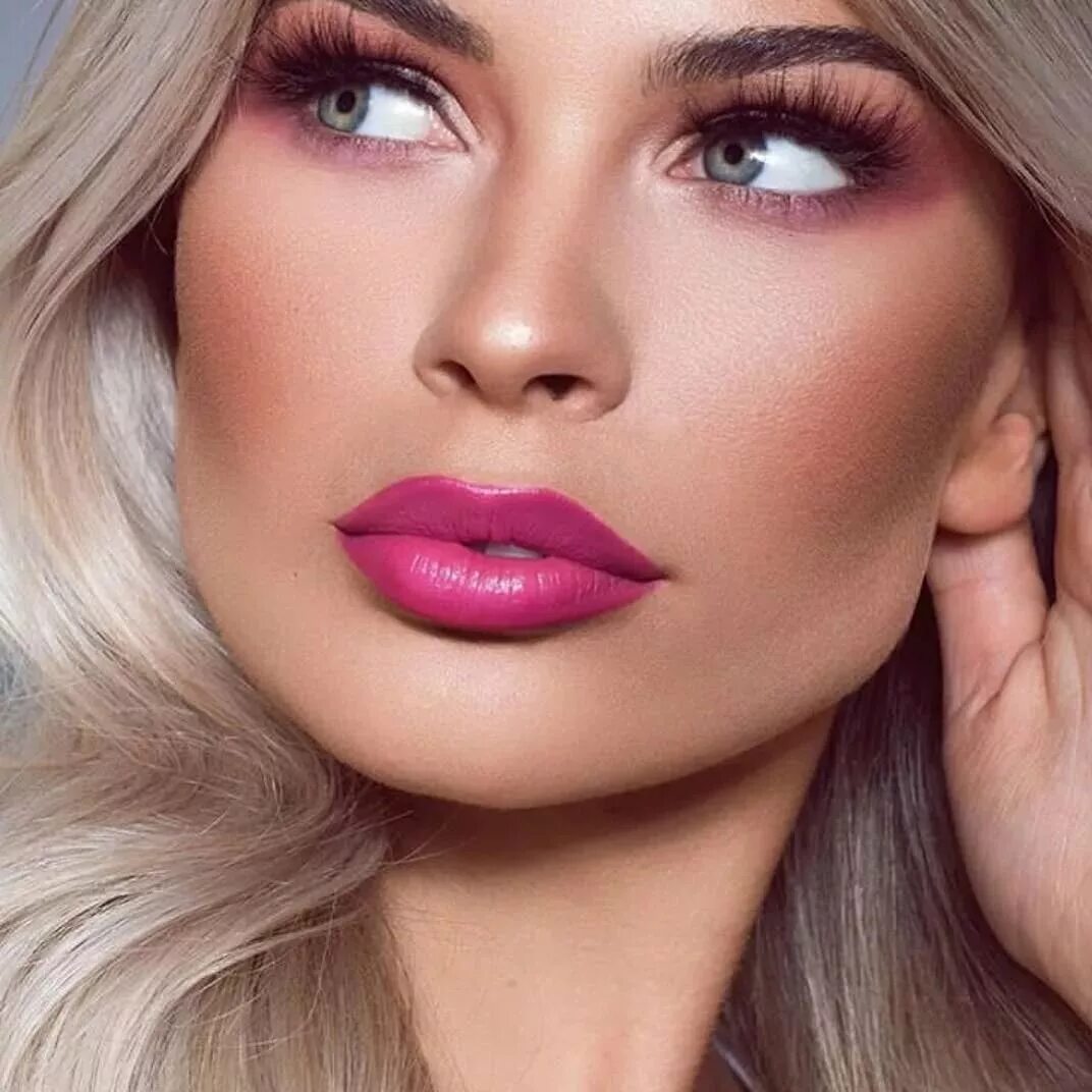 Как модно красить губы 2023. Губы 2023 тренд. Губы вязанка новая мода. Макияж осень 2022 тренды. Новогодний макияж 2023.