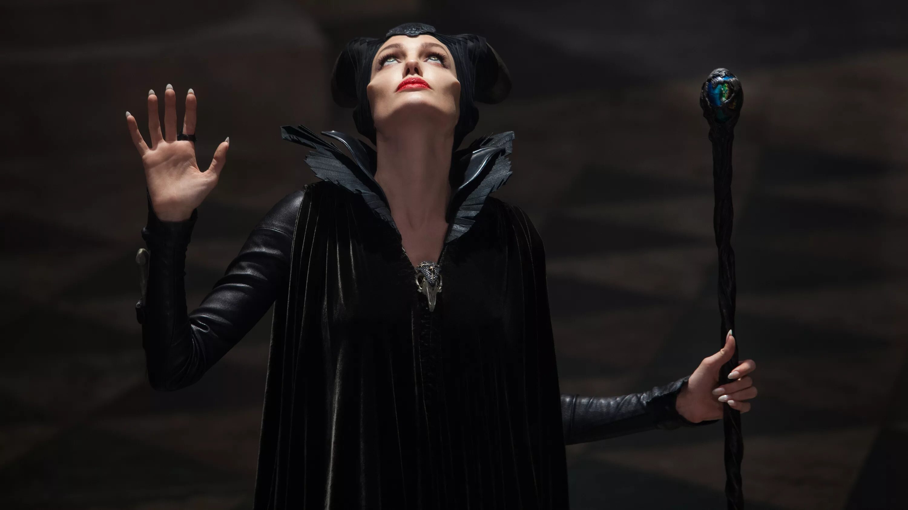 Джолина джоли малефисента. Жених авроры малефисента. Круэлла 101 эмма стоун. Дисней покахонтас злодейка. Круэлла эмма стоун.