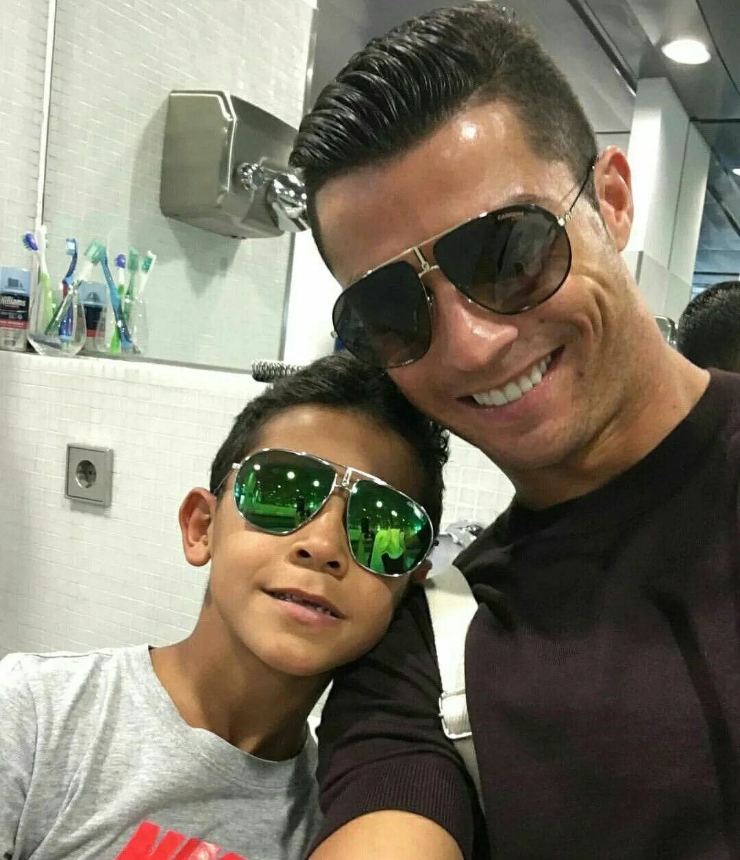 Старший сын криштиану роналду. Криштиану Роналду Джуниор. Сын Роналдо. Сын Криштиану Роналду сын Криштиану Роналду. Cristiano Ronaldo с сыном.