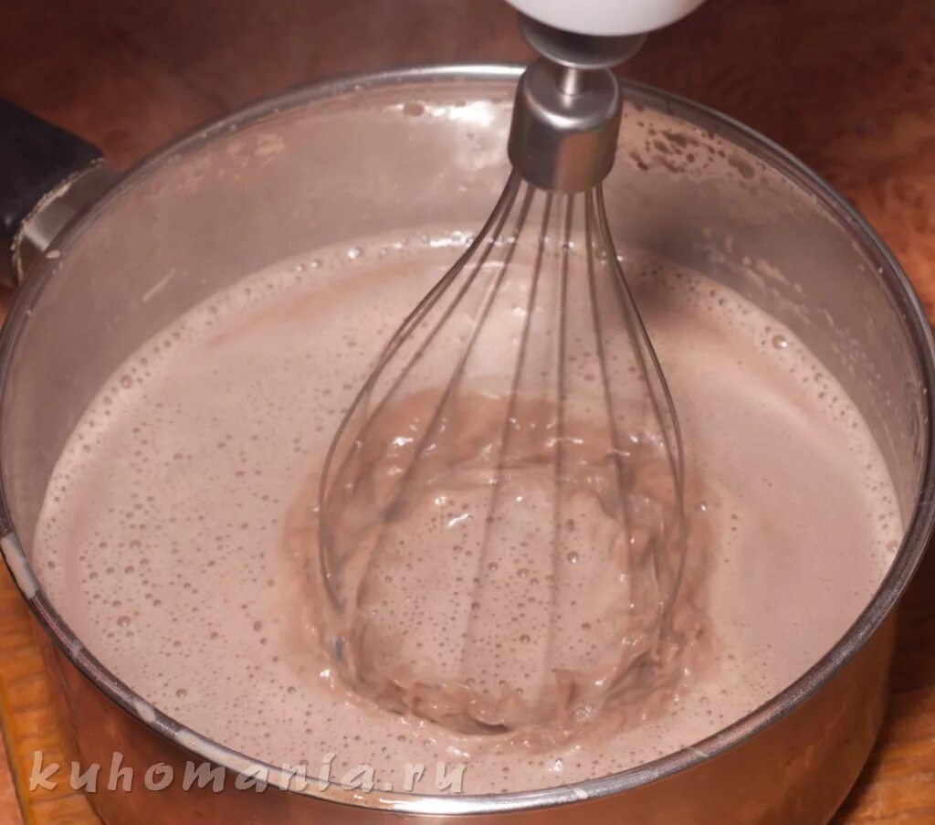 Взбиваем в блендере молочный коктейль. Банан с молоком в блендере. Взбитый желатин с сахаром. Молочный коктейль погружным блендером. Молочный коктейль погружным блендером с мороженым и молоком.