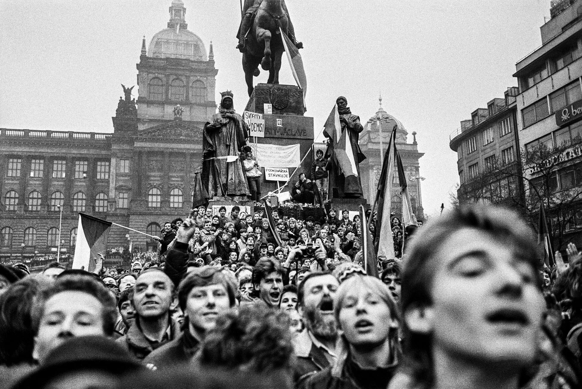 Революция и преобразование восточной европы. Бархатная революция 1989. революция в чехословакии 1989. прага 1989г. бархатная революция. бархатная революция в восточной европе чехословакий.