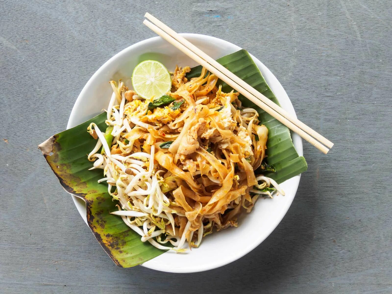 Тайская рисовая лапша. Рисовая лапша Thai food. Тайская кухня рисовая лапша. Пад Тай блюдо.