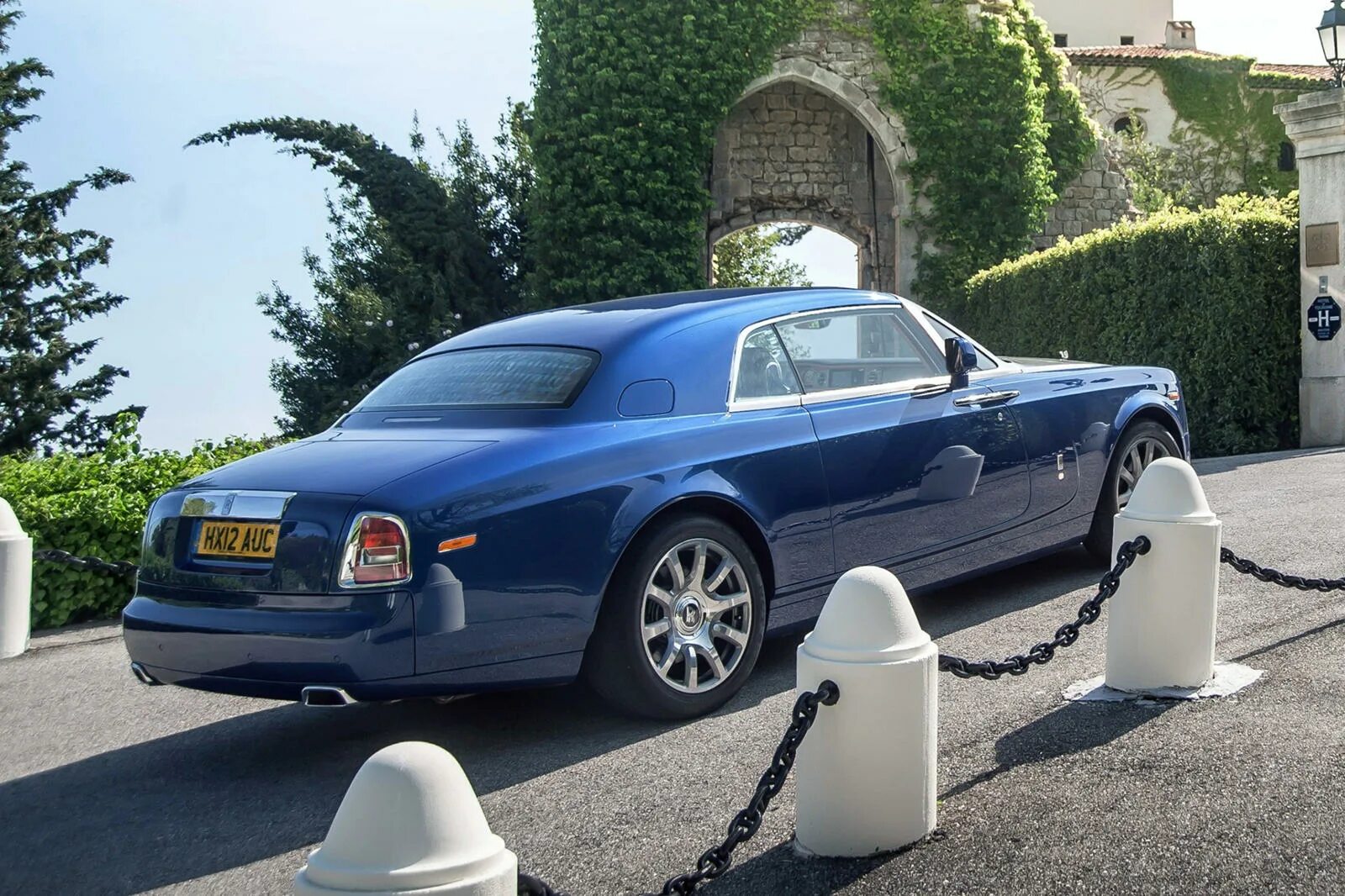 Rolls royce arcadia. Rolls Royce Phantom 2 поколения. Rolls Royce Phantom 2 Coupe. Rolls Royce Phantom 2013. Роллс Ройс Фантом купе 2012.
