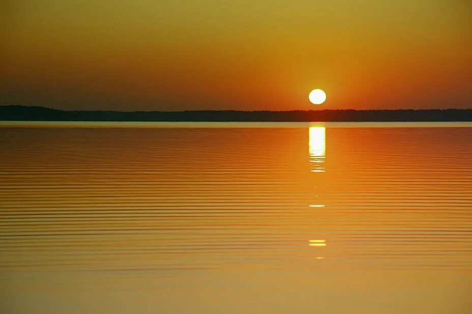 брезжит свет на заводи речные. вечерний пейзаж. солнце уходило на покой. когда уходит солнце на покой и поджигает горизонта кромку. природа вечер закат.