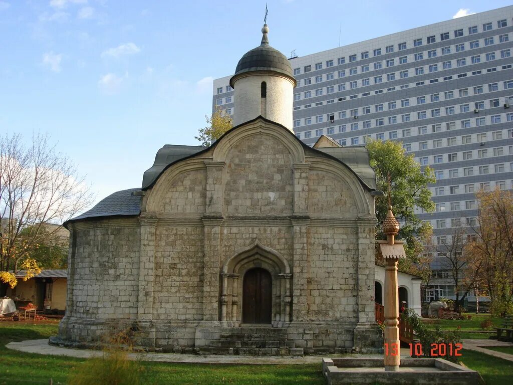 Одна из древнейших построек Москвы за пределами Кремля - храм Трифона в Напрудно