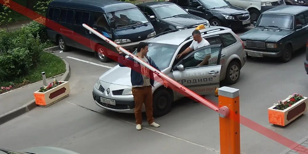 Демонтировать шлагбаум. Сломанный шлагбаум. поднятый шлагбаум. машина шлагбаум. ломающийся шлагбаум.