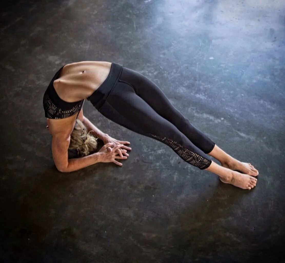 Растянутое фото. Мария Гамалеева йога. Елена Чистякова Yoga. Женская гибкость. Гимнастические позы.