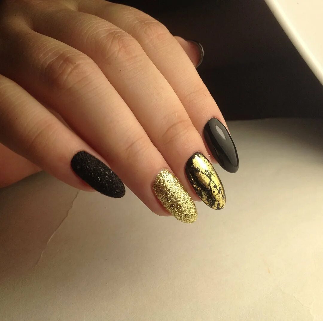 Маникюр чёрный с золотом. Черные ногти с золотой фольгой. Черно-золотой маникюр. Ногти чёрные с золотом.