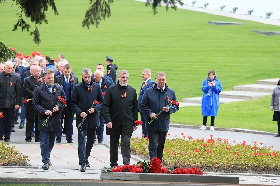 Https ktzn volgograd ru. Возложение цветов. Возложение цветов к могиле неизвестного солдата. Церемония возложения цветов. 9 Мая парад возложение цветов.