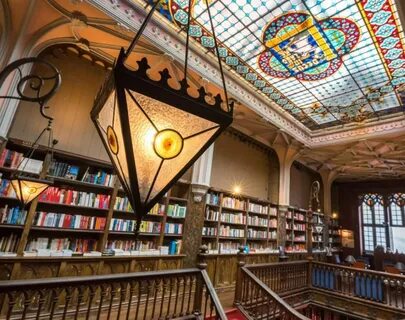 Красивый книжный магазин