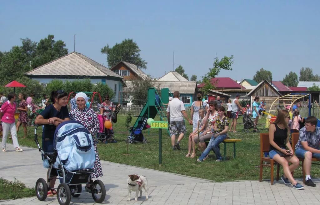 Кытманово алтайский край. Кытмановский детский дом. Кытманово люди. Кытманово школа. Население кытманово.