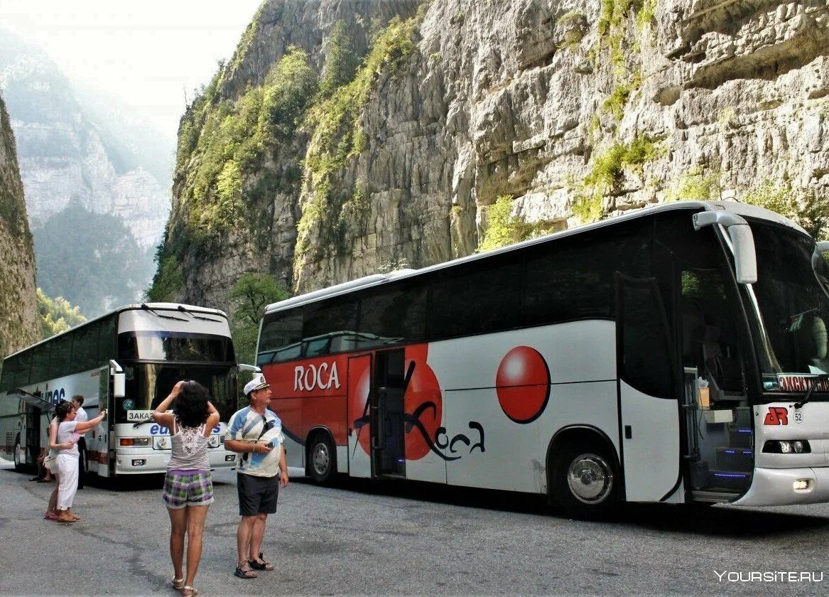 Турист автобусные туры. Экскурсионные автобусы в Абхазии. Туристические автобусы в Абхазии. Экскурсия на автобусе. Большой экскурсионный автобус.