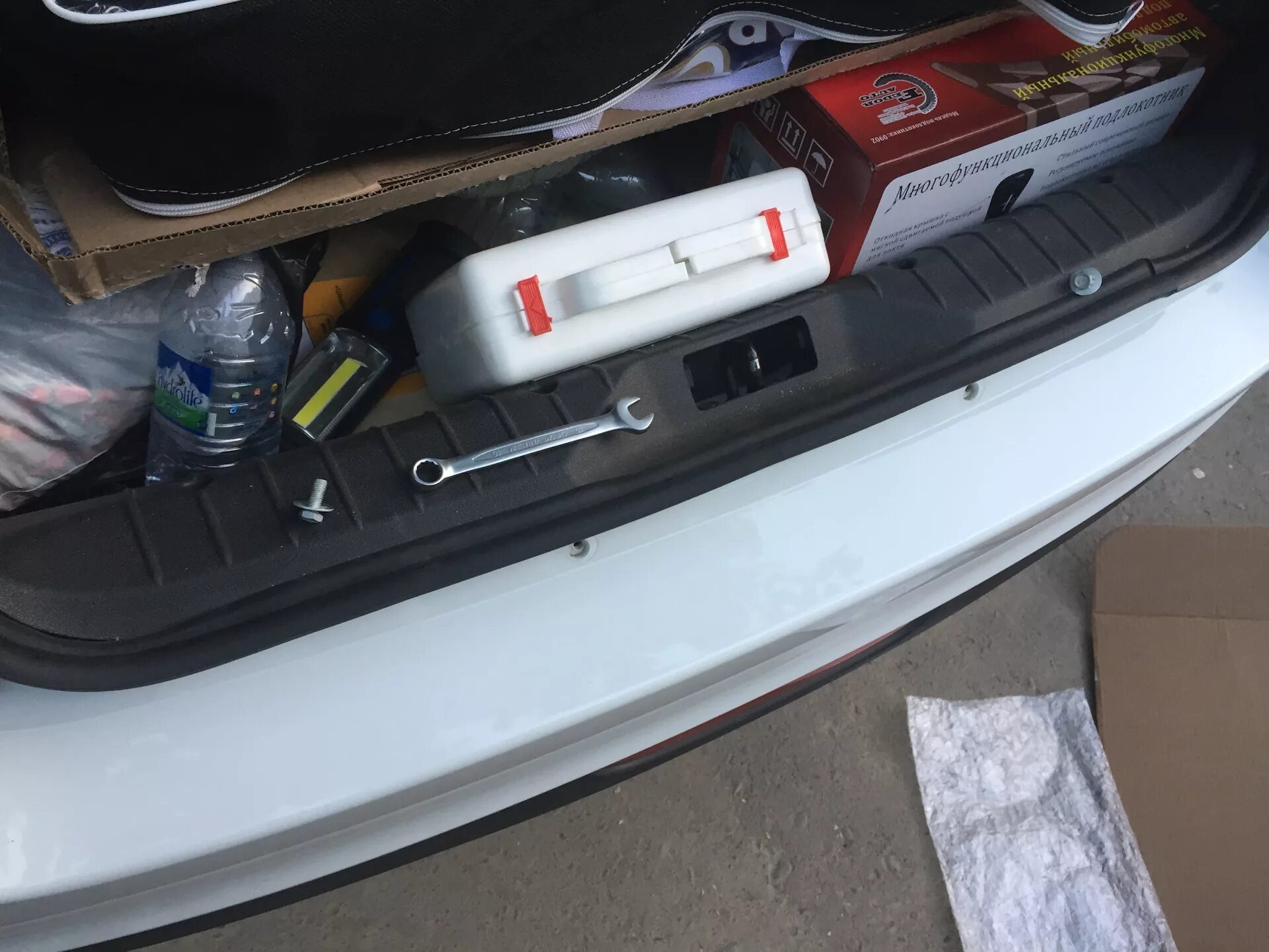 Накладка на задний бампер duster 2021. Накладка на задний бампер солярис 1. Установка накладки заднего бампера. Накладка на задний бампер митсубиси лансер 10. Установка накладки заднего бампера.