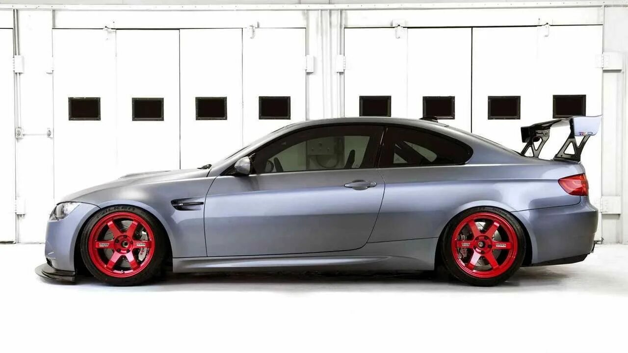 Gunmetal grey. Темно серебристая машина. Bmw f10 серая. Серый металлик бмв. Ferrari f430 black.