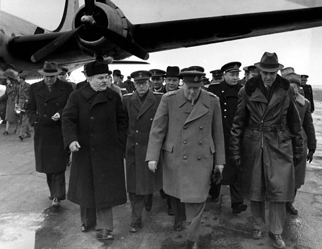 Где в феврале 1945 года. Ялтинская конференция 1945 года. Сталин Черчилль и Рузвельт в Ялте. Сталин и Черчилль Крымская конференция. Крымская Ялтинская конференция.