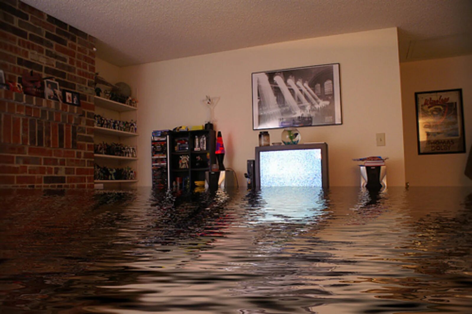 Потоп в квартире. Комната воды. Затопило квартиру. Затопление жилища. К чему снится затопило квартиру водой
