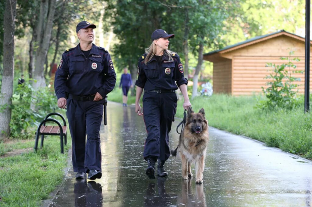 Сколько полиция ищет человека. Девушка кинолог в полиции. Кинолог в полиции. Женщина полицейский с собакой. Форма полицейского кинолога.