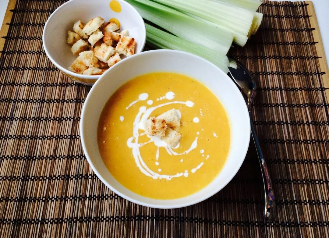 Детский суп пюре. Супа украшенные для детей. Овощной суп-пюре для ребенка. Детский суп пюре. Суп пюре для ребенка 1 год.