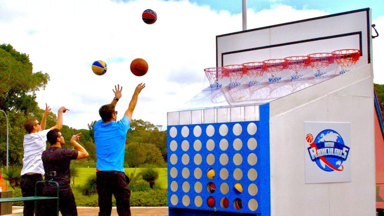 Игры с мячом видео. Мяч в игре!. Фотографии игры с мячом в комнате. Сокет игра в мяч. Giant Basketball Pong.