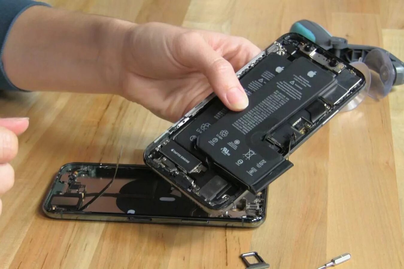 Батарея на айфон 11 про. Iphone 11 Pro Battery. Iphone 11 IFIXIT. IFIXIT iphone 11 Pro Teardown. Iphone 11 remont Battery.